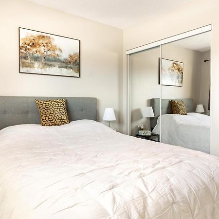 Entire 2 Bedroom Apartment Downtown - U3 واترلو المظهر الخارجي الصورة