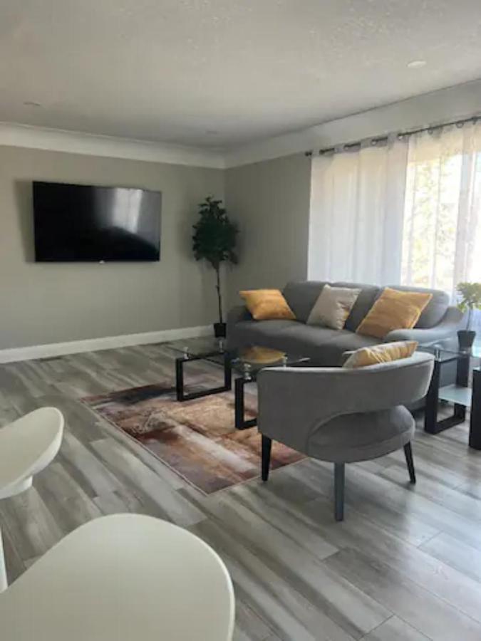 Entire 2 Bedroom Apartment Downtown - U3 واترلو المظهر الخارجي الصورة