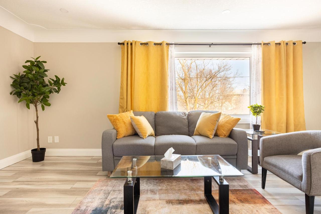 Entire 2 Bedroom Apartment Downtown - U3 واترلو المظهر الخارجي الصورة